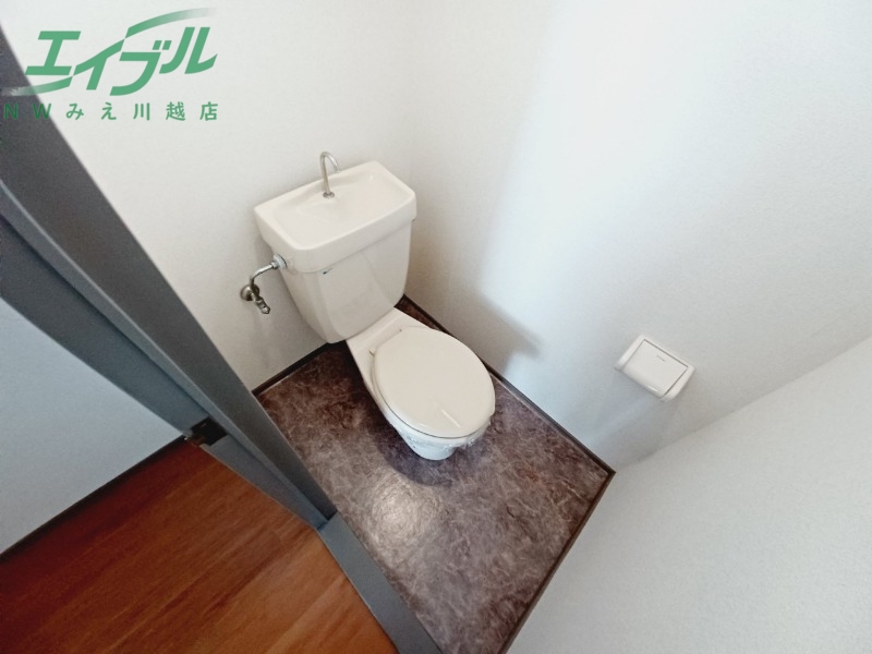 トイレ　別部屋反転参考写真です。