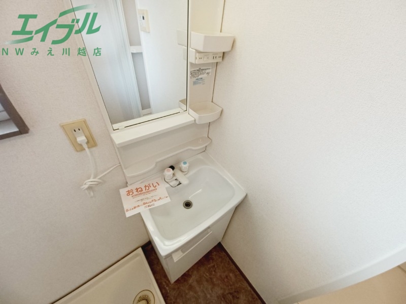 洗面設備　別部屋反転参考写真です。