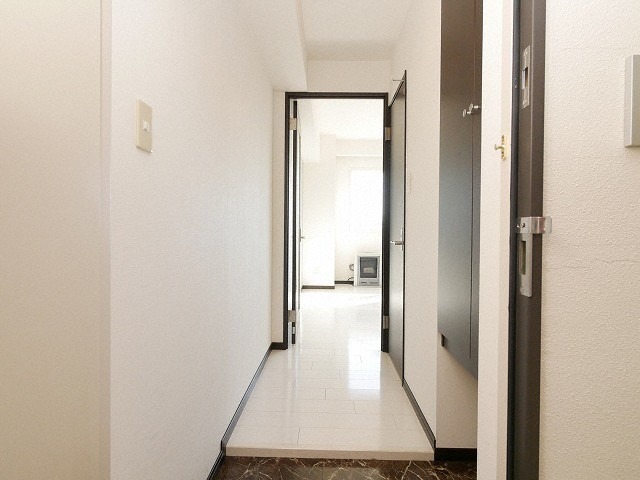 玄関　同物件、別室のお写真です。