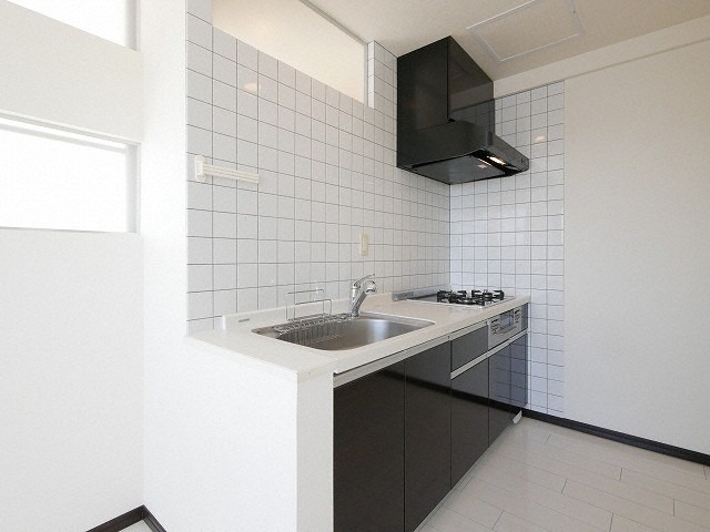 キッチン　同物件、別室のお写真です。