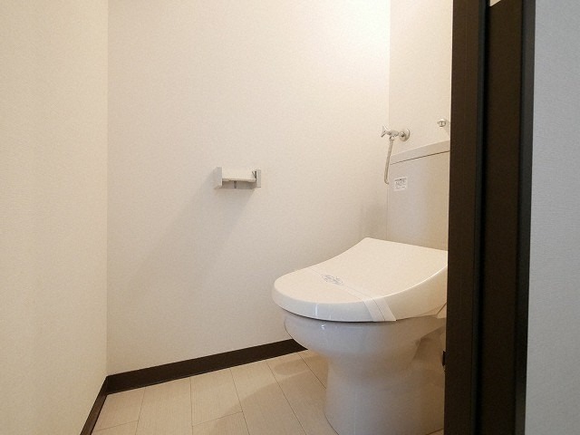 トイレ　同物件、別室のお写真です。