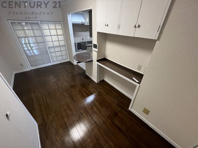 居室・リビング　床色が落ち着いた色合いで、とてもきれいです。