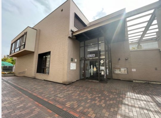 図書館　目黒区立目黒区民センター図書館（図書館）まで590m