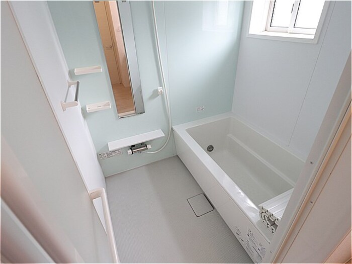 バス・シャワールーム　追い焚き給湯式浴室（小窓・浴室換気乾燥機付）