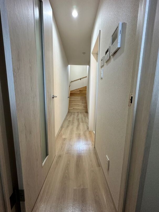 その他部屋・スペース　玄関からリビングへ