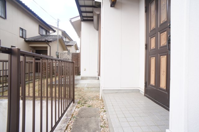 エントランス　こちらから玄関へ進んでください☆