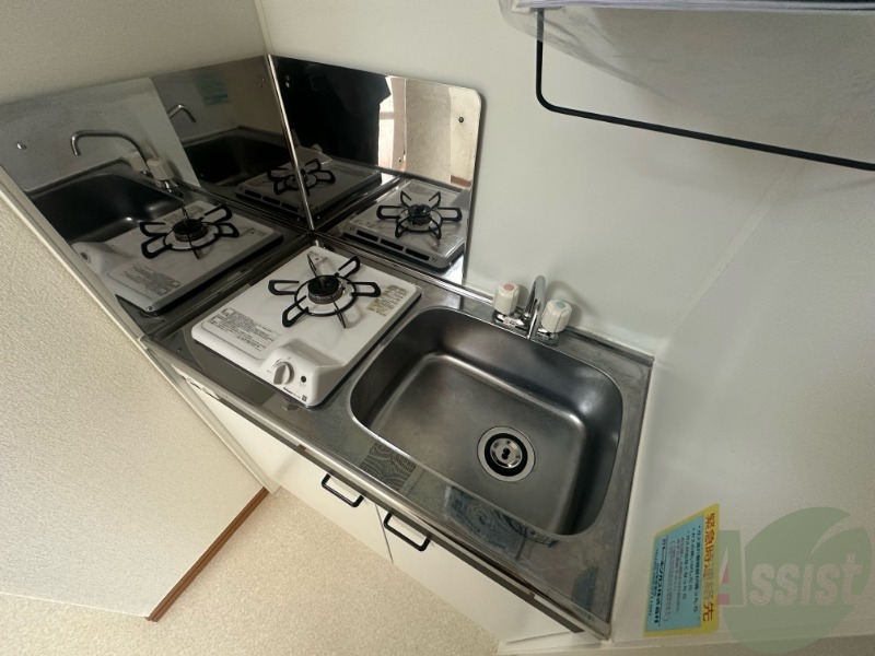 キッチン　一人暮らしには十分な大きさのキッチンですね。