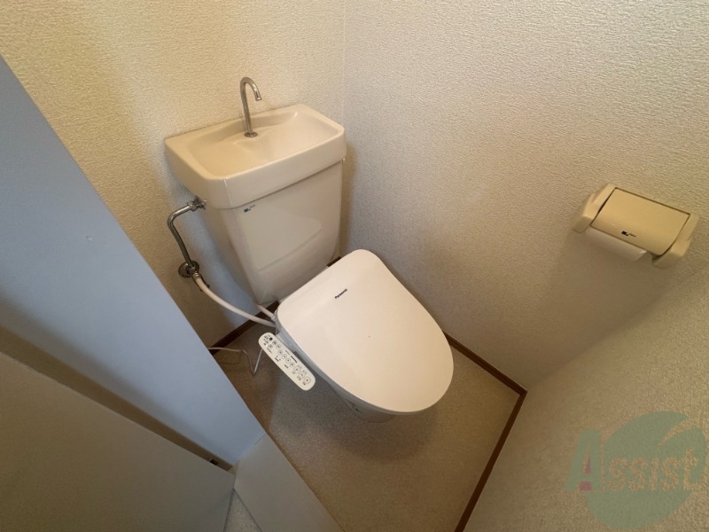 トイレ　温水洗浄便座付きのトイレは、使用しやすくうれしいですね。