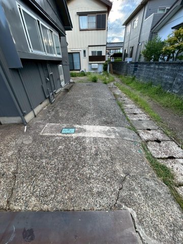 駐車場　敷地内に駐車場あり、普通車１台と軽自動車１台　計2台可