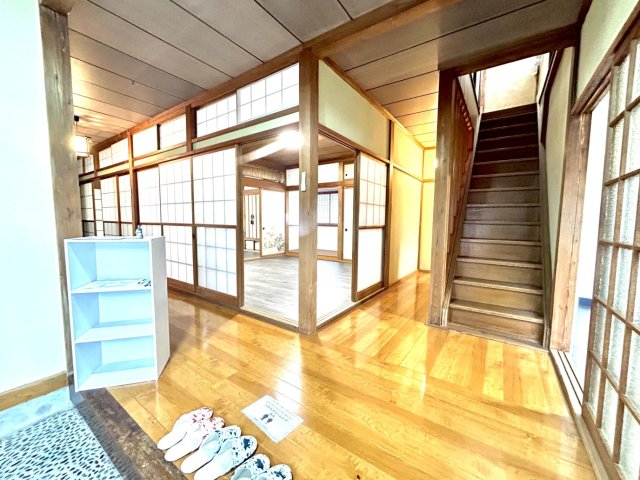 玄関　玄関が広く、買い物後に荷物を置いても出入りスムーズ