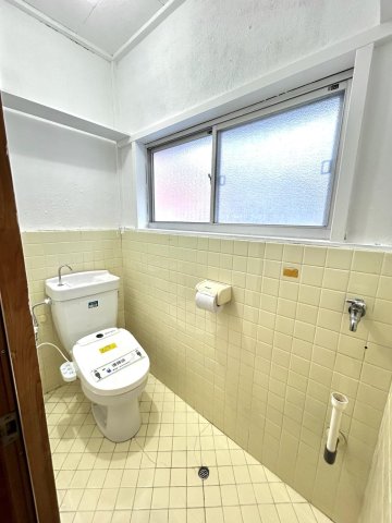 トイレ　新品の温水洗浄便座設置済み！トイレに収納棚が二か所あります。