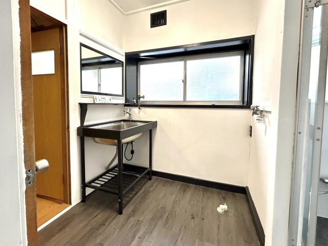 洗面設備　おしゃれな独立洗面台！混合栓は新品に交換済み！