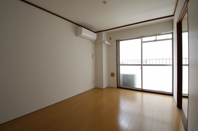 居室・リビング　同物件、別号室のものです。