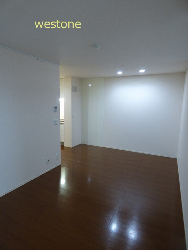 居室・リビング　ピカピカのフローリング仕上げのお部屋