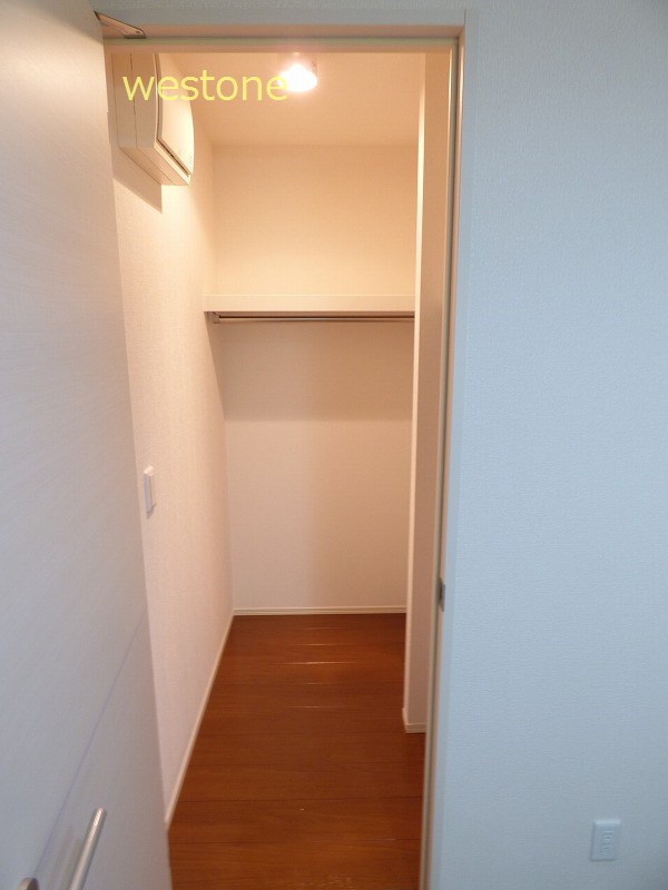 収納　照明付きのウォークインクローゼット