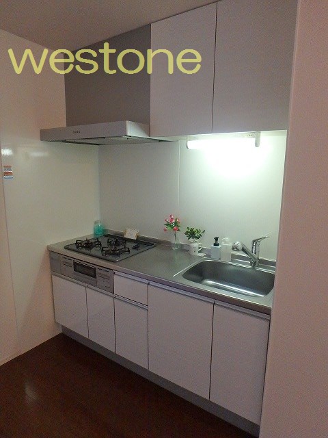 キッチン　３口コンロ付きのシステムキッチン