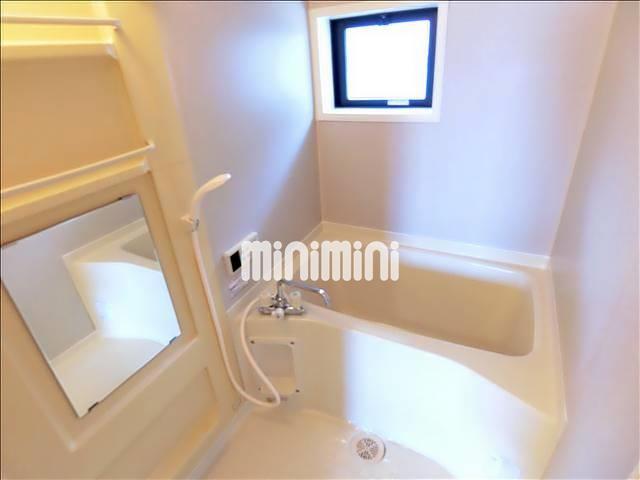 バス・シャワールーム　追い焚き機能付き。換気のできる窓もあります。