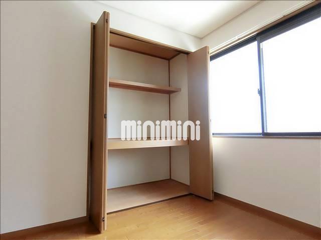 収納　洋室には３段に分けてしまえる収納があります。