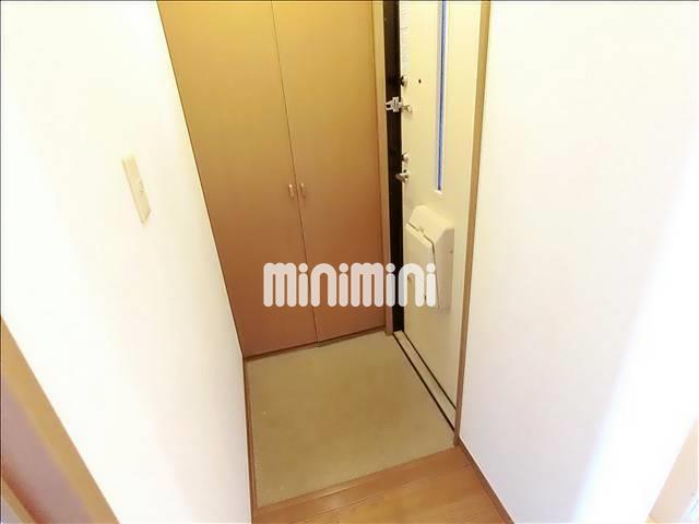 玄関　玄関にはご家族分の靴も収納できる下駄箱付き。