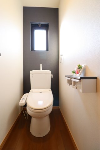 トイレ　別部屋の写真です。 現況優先。