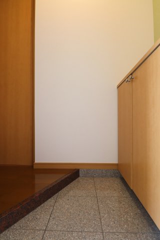 玄関　別部屋の写真です。 現況優先。