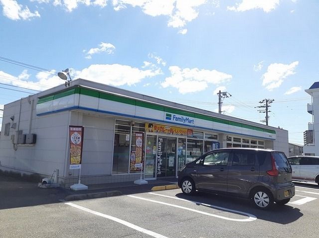 コンビニ　ファミリマート鷹子駅北店様（コンビニ）まで100m