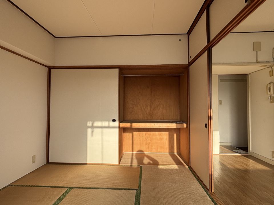 その他部屋・スペース　ベランダ側の和室６．０畳（畳交換します）