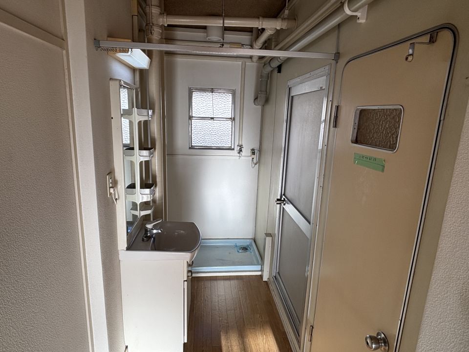 洗面設備　カーテンで仕切れる洗面脱衣スペース