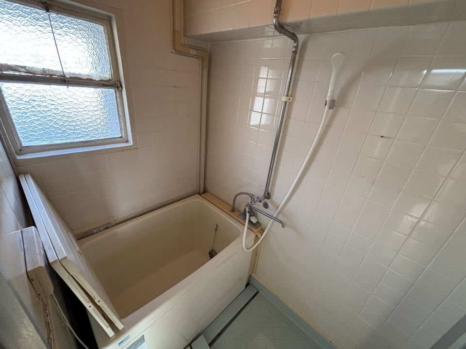 バス・シャワールーム　小窓があるバスルーム