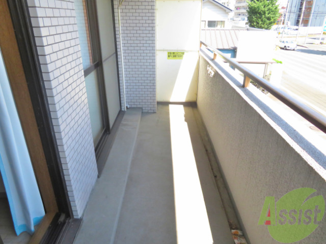 バルコニー　広いバルコニーが付いているので晴れたは洗濯物が沢山干せますね
