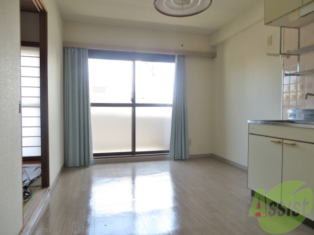 居室・リビング　東向きの大きな窓からたっぷり日差しが入り明るいお部屋ですね