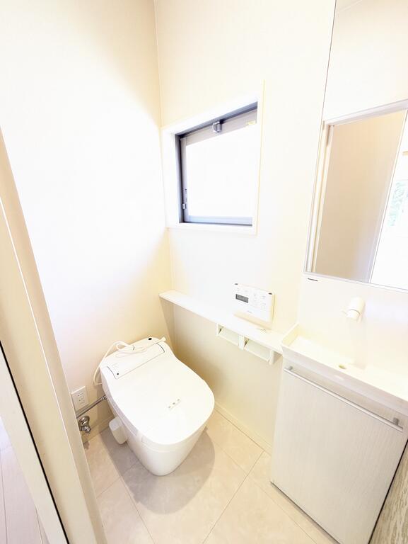 トイレ　温水洗浄便座付きトイレ♪窓があって明るいです♪