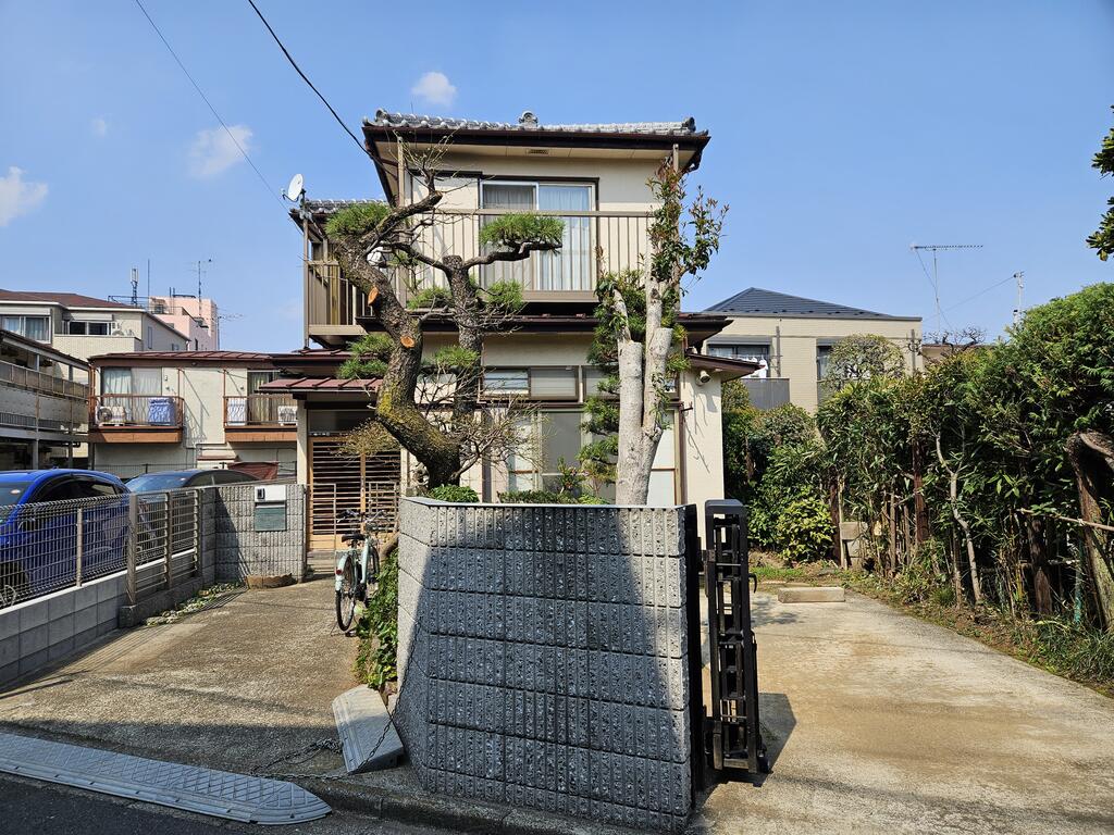 建物外観　駐車場2台分(無料)付きです。