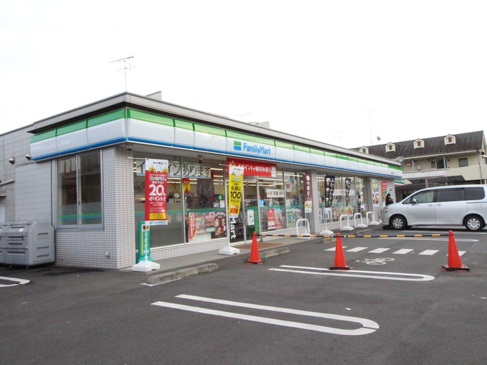 コンビニ　ファミリーマート（コンビニ）まで712m