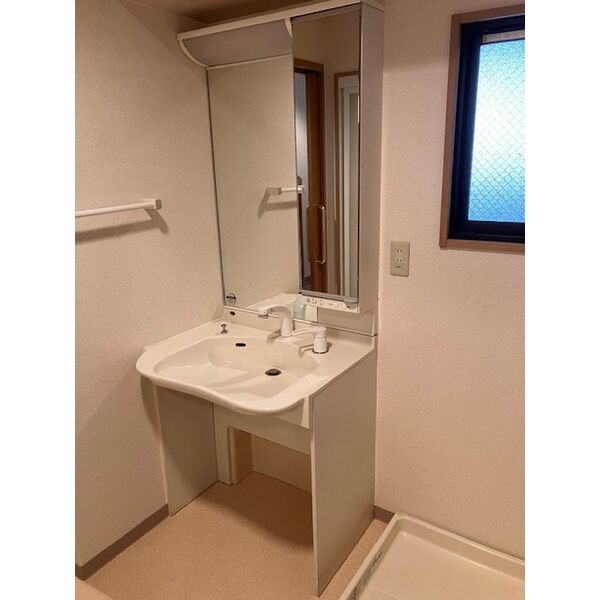 洗面設備　写真は類似です。