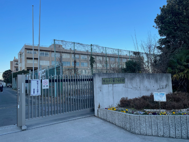 中学校　厚木市立睦合中学校（中学校）まで809m