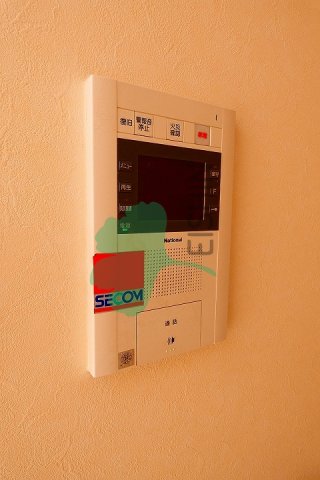 その他設備　モニター付きインターホンはセコムと連動しており緊急時は短時間