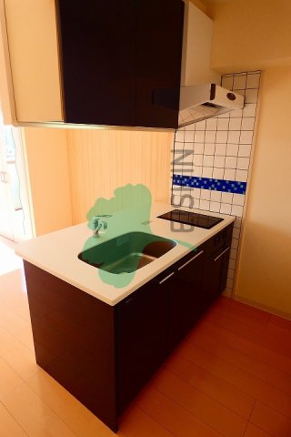 キッチン　シンクとコンロの間にコンセントがあり炊飯器や湯沸かし器・ミキ