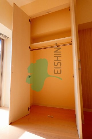 収納　収納には姿見が付いています