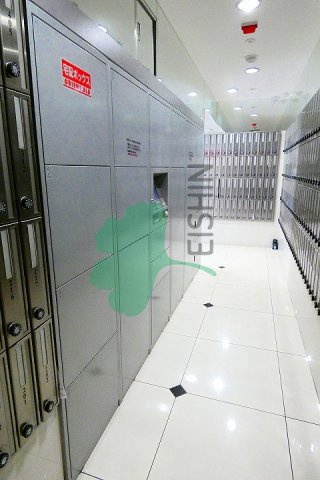 その他共有部分　宅配ボックス完備です。長時間滞在すると不審者防止の防犯カメラ