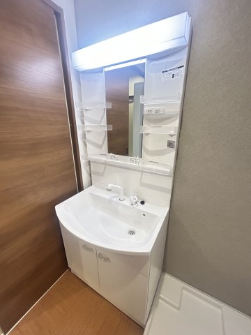 洗面設備　スペースが確保できる洗面所です