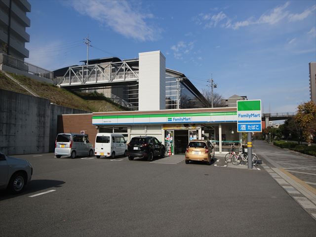 コンビニ　ファミリーマート西条中央七丁目店（コンビニ）まで873m