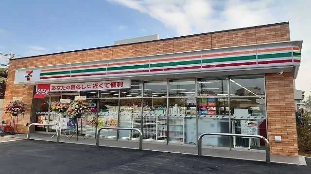 コンビニ　セブンイレブン（コンビニ）まで435m