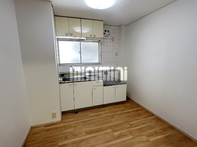 キッチン　窓があり明るいキッチン。