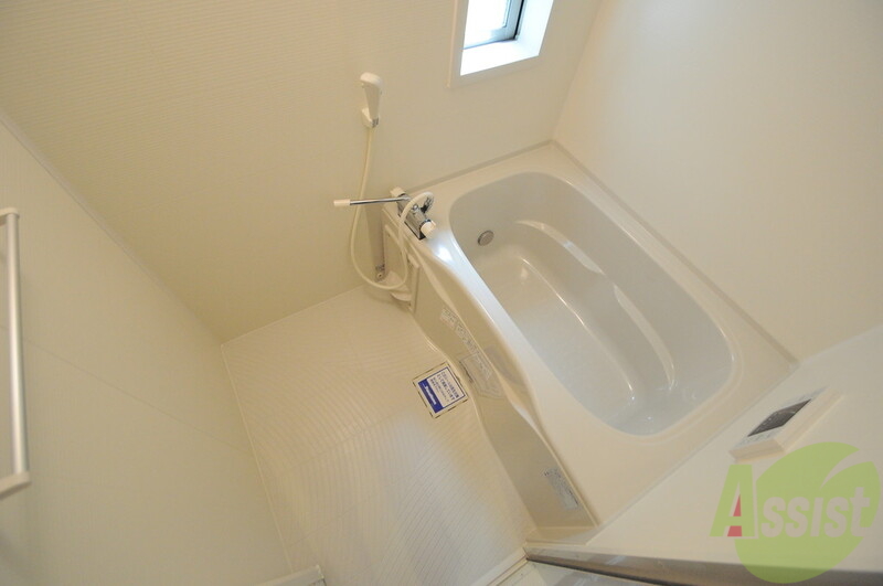 バス・シャワールーム　足をのばせるお風呂、窓があるので喚起もできます