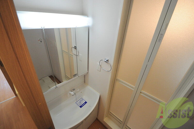 洗面設備　人気の独立洗面所にはうれしいシャンプードレッサー完備です