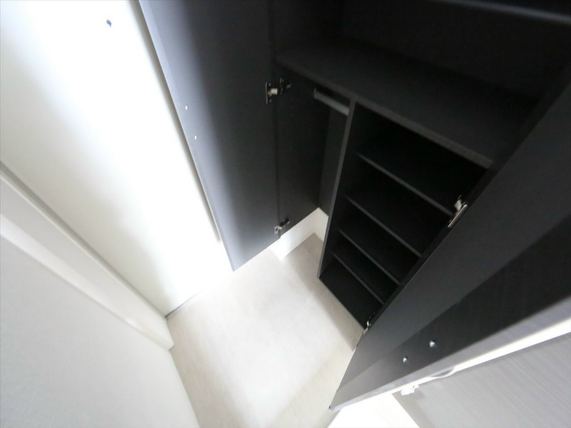 玄関　玄関　シューズボックス付（収納充実してます）