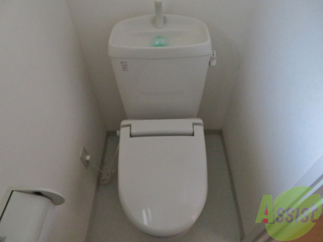 トイレ　トイレはこちらです。十分な広さがございますね