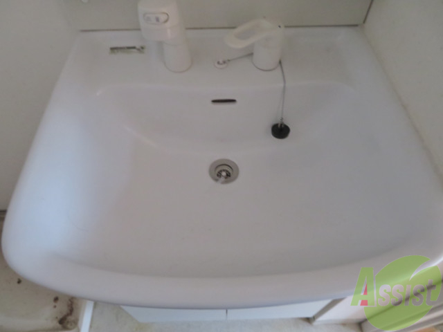 洗面設備　洗面台はコチラです。朝の用意もゆっくりできそうですね。