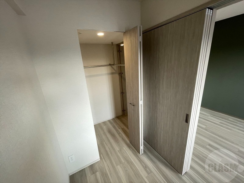 収納　リビングと洋室につながるウォークインクローゼット